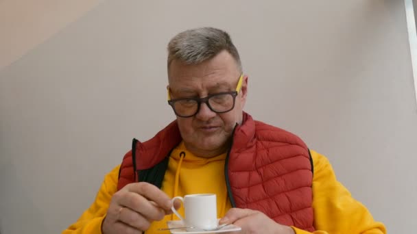 Anciano Nacionalidad Caucásica Ropa Brillante Bebiendo Café Taza Blanca Esperando — Vídeos de Stock