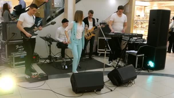 Kijev Ukrajna 2019 Március Azonosítatlan Zenészek Szórakoztatják Sky Mall Szupermarket — Stock videók
