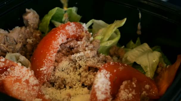 Salade Met Tonijn Tomaten Groenten Sla Kaas Giet Olie — Stockvideo