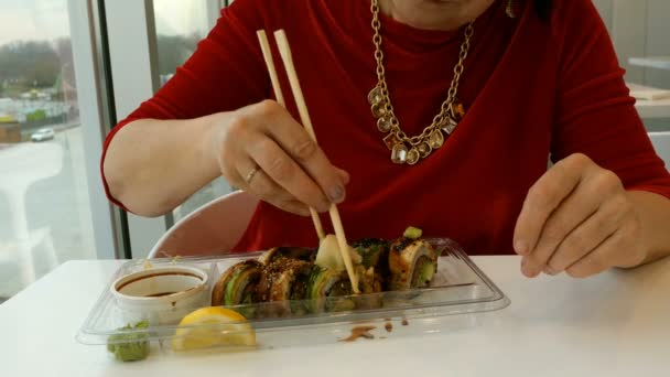 Γυναίκα Τρώει Σούσι Ξύλινων Chopsticks Wasabi Τζίντζερ Και Σάλτσα Σόγιας — Αρχείο Βίντεο
