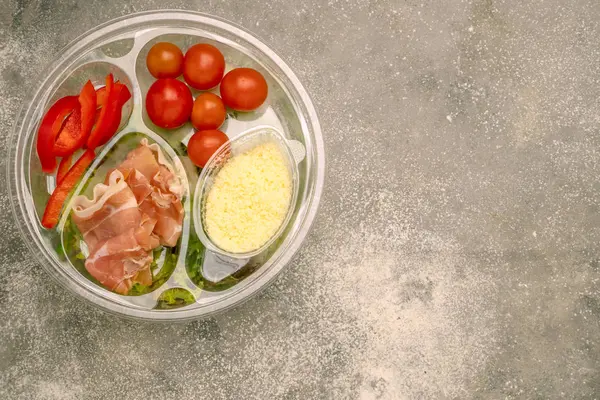 Gesundes Fast Food in einem transparenten Behälter. Gemüsesalat — Stockfoto