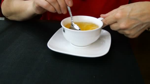 Tolles Frühstück Elegante Seniorin Trinkt Heißen Frischen Tee Aus Einer — Stockvideo