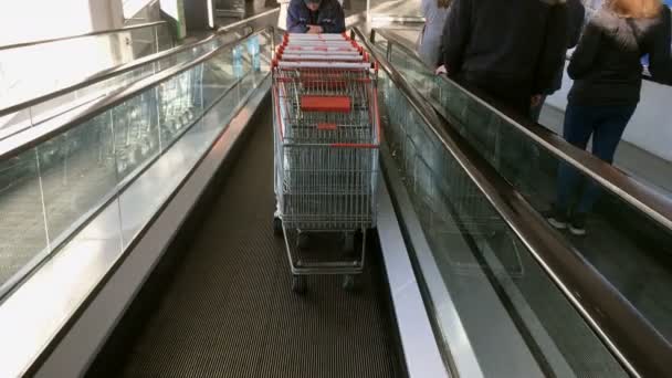 Kiev Ukraine March 2019 Supermarket Worker Lifts Escalator Carries Lot — Stock Video