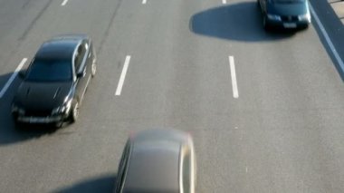 Kiev. Ukrayna. Mart 2019:-otomobil trafik şehir. Çok araba, büyük karayolu yoğun trafik ile binmek. Bulanık hareket. Yumuşak odak. Üstten Görünüm.