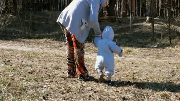 Mamma Går Med Ett Litet Barn Och Håller Handen Familje — Stockvideo