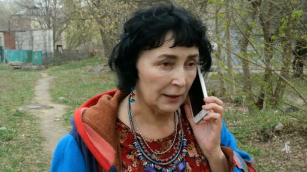 Yetişkin Zarif Esmer Kadın Duygusal Onun Smartphone Açık Havada Konuşuyor — Stok video