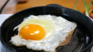 Ev yapımı yemek. Elektrikli soba yumurta sarısı ile kızarmış yumurta yemek. Kızartma tavasında omlet.