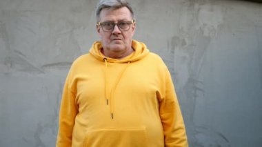 Neşeli yaşlı adam parlak giysiler ve gözlük duygusal bir şey ve dans hakkında mutlu.