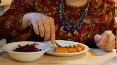 Vejeteryan yemekleri. Yemek sonrası sırasında. Kadın vejetaryen yemeği yiyor. Farklı sebzeler. Bir kafede veya restoranda. Close.