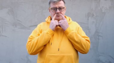Parlak kıyafetler yaşlı adam bir şey hakkında düşünüyor ve sonra soruna bir çözüm bulur.