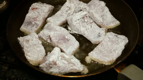 Zelfgemaakte Gerechten Koken Gebakken Vis Sneetjes Vis Filets Worden Gebakken — Stockvideo