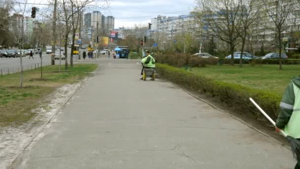 Kiev Ukraina April 2019 Vaktmästare Rengör Trottoarerna Gatan Staden — Stockvideo