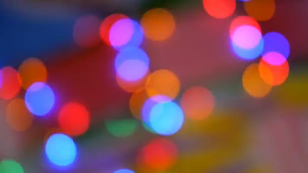 ぼやけたカラフルなライト オレンジ 青のデフォーカス輝くボケお祝いの背景 抽象的な多色光 クリスマスやパーティーのコンセプト — ストック動画