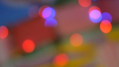 Bulanık renkli ışıklar. Kırmızı, yeşil, sarı, turuncu, mavi defokus glittering bokeh şenlikli arka plan. Soyut çok renkli ışık. Noel veya parti konsepti.