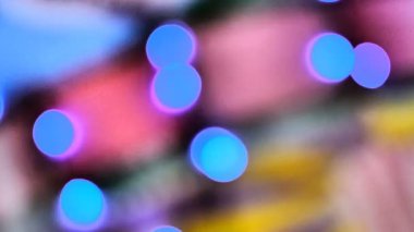 Bulanık renkli ışıklar. Kırmızı, yeşil, sarı, turuncu, mavi defokus glittering bokeh şenlikli arka plan. Soyut çok renkli ışık. Noel veya parti konsepti.
