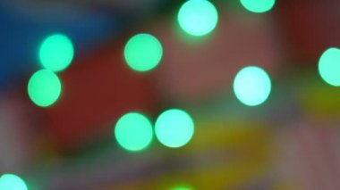 Bulanık renkli ışıklar. Kırmızı, yeşil, sarı, turuncu, mavi defokus glittering bokeh şenlikli arka plan. Soyut çok renkli ışık. Noel veya parti konsepti.