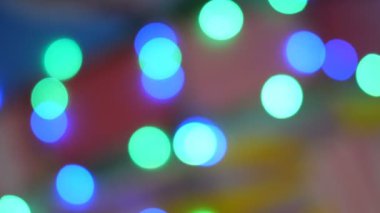 Bulanık renkli ışıklar. Kırmızı, yeşil, sarı, turuncu, mavi defokus glittering bokeh şenlikli arka plan. Soyut çok renkli ışık. Noel veya parti konsepti.