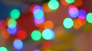 Bulanık renkli ışıklar. Kırmızı, yeşil, sarı, turuncu, mavi defokus glittering bokeh şenlikli arka plan. Soyut çok renkli ışık. Noel veya parti konsepti.