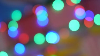 Bulanık renkli ışıklar. Kırmızı, yeşil, sarı, turuncu, mavi defokus glittering bokeh şenlikli arka plan. Soyut çok renkli ışık. Noel veya parti konsepti.