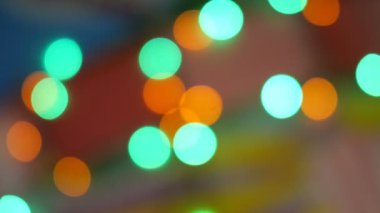 Bulanık renkli ışıklar. Kırmızı, yeşil, sarı, turuncu, mavi defokus glittering bokeh şenlikli arka plan. Soyut çok renkli ışık. Noel veya parti konsepti.