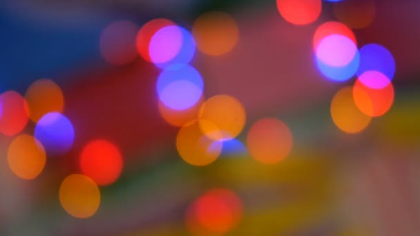 Des lumières floues et colorées. Rouge, vert, jaune, orange, bleu déconcentré scintillant fond festif bokeh. Lumière multicolore abstraite. Noel ou concept de fête .