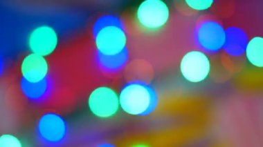 Bulanık renkli ışıklar. Kırmızı, yeşil, sarı, turuncu, mavi defokus glittering bokeh şenlikli arka plan. Soyut çok renkli ışık. Noel veya parti konsepti.