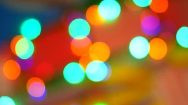 Bulanık renkli ışıklar. Kırmızı, yeşil, sarı, turuncu, mavi defokus glittering bokeh şenlikli arka plan. Soyut çok renkli ışık. Noel veya parti konsepti.