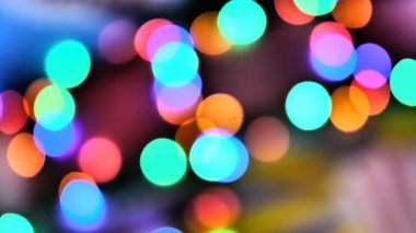 Bulanık renkli ışıklar. Kırmızı, yeşil, sarı, turuncu, mavi defokus glittering bokeh şenlikli arka plan. Soyut çok renkli ışık. Noel veya parti konsepti.