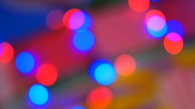 Bulanık renkli ışıklar. Kırmızı, yeşil, sarı, turuncu, mavi defokus glittering bokeh şenlikli arka plan. Soyut çok renkli ışık. Noel veya parti konsepti.