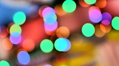 Bulanık renkli ışıklar. Kırmızı, yeşil, sarı, turuncu, mavi defokus glittering bokeh şenlikli arka plan. Soyut çok renkli ışık. Noel veya parti konsepti.