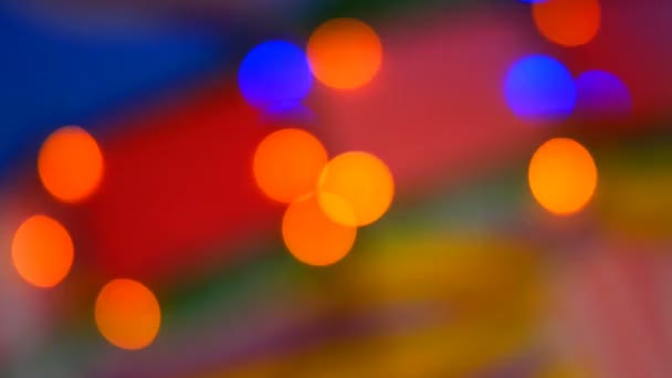 Des lumières floues et colorées. Rouge, vert, jaune, orange, bleu déconcentré scintillant fond festif bokeh. Lumière multicolore abstraite. Noel ou concept de fête .