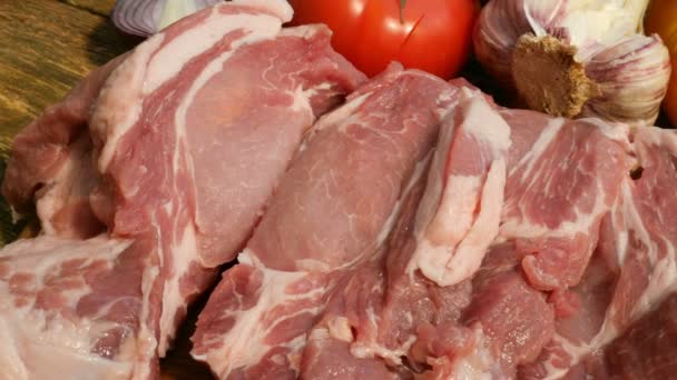 Les Steaks Viande Crue Sont Coupés Partir Gros Morceau Porc — Video