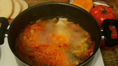 Ev yapımı yemek. Sağlıklı vejetaryen veya yağsız gıda kavramı. Sebze veya minestrone çorbası soba üzerinde metal bir tencerede pişirin.