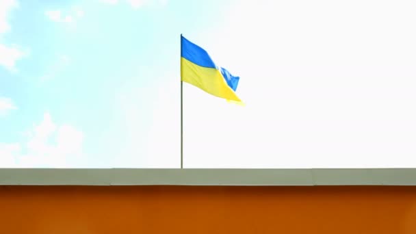 깃대에 파란색과 노란색 우크라이나어 플래그는 설치하고 바람에 펄럭입니다 하늘을 배경으로 — 비디오