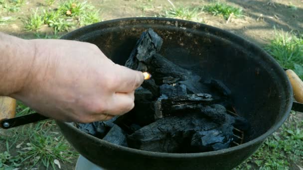 Luces Humanas Con Carbón Parrilla Metálica Barbacoa Para Quemar Aire — Vídeos de Stock