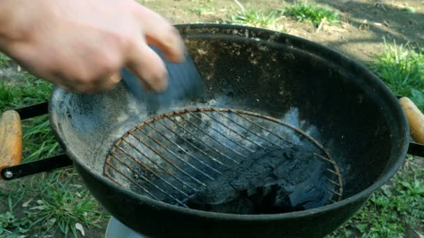 Homme Impose Charbon Dans Gril Métallique Barbecue Pour Brûler Plein — Video