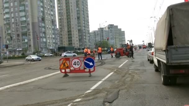 Kiev Ucrânia Abril 2019 Trabalhadores Estrada Estão Reparando Estrada Cruzamento — Vídeo de Stock