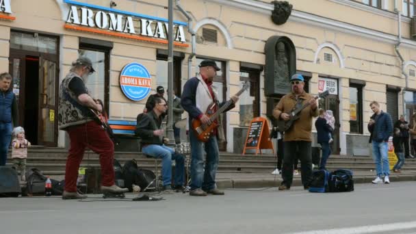 キエフ ウクライナ 2019年4月 人々は キエフ ウクライナのコントラクトヴァ広場とサガダハノゴ通りで週末に歩きます 正体不明のミュージシャンが外で演奏する キエフは人気の観光地です — ストック動画