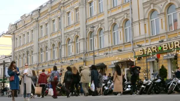 Киев Украина Апрель 2019 Года Люди Гуляют Выходные Дни Площади — стоковое видео