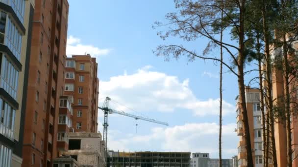 Nieuwbouw Van Nieuwe Woningen Een Woonwijk Tegen Blauwe Lucht Wolken — Stockvideo