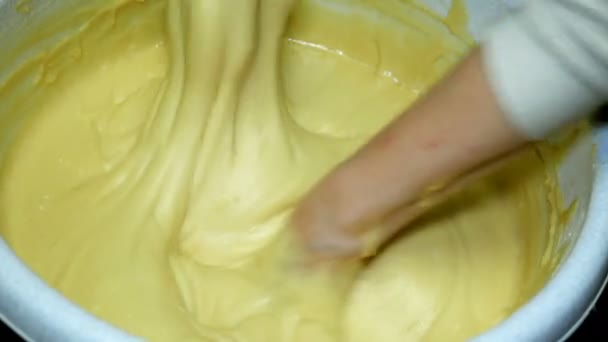 Cucinare Cibo Fatto Casa Donna Panettiere Impasta Vigorosamente Pasta Con — Video Stock