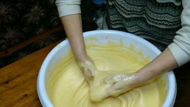 Gotowanie Domowej Roboty Żywności Kobieta Piekarz Energicznie Wyrabianie Ciasta Rękami — Wideo stockowe