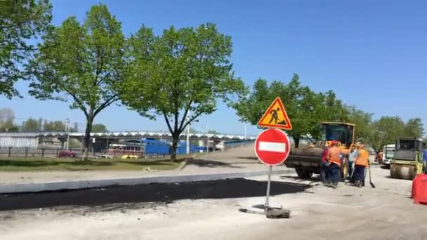 Kiev Ukraine April 2019 Straßenarbeiter Reparieren Die Straße Während Des — Stockvideo