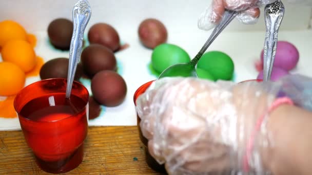 Домашняя Подготовка Празднику Пасхи Женщина Рисует Пасхальные Яйца Разных Цветов — стоковое видео