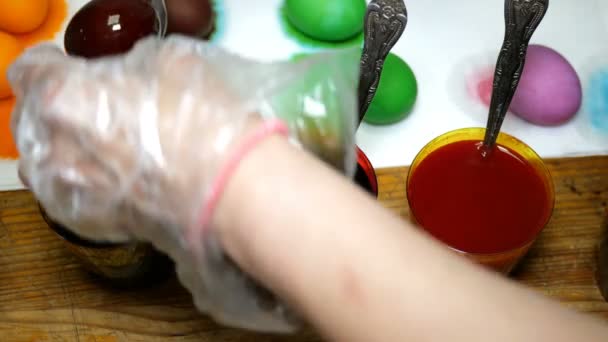 Preparación Casera Para Pascua Navideña Mujer Pinta Huevos Pascua Diferentes — Vídeo de stock