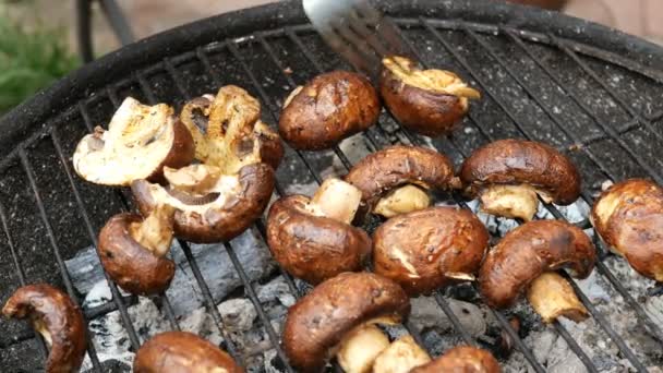 Gegrilde Gerechten Man Draai Grote Heerlijke Champignon Paddenstoelen Die Kolen — Stockvideo