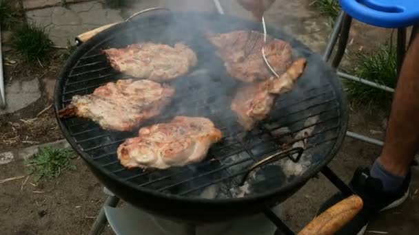 Grilovaná Jídla Masový Steak Člověk Obrátí Velké Delikátní Masové Steaky — Stock video