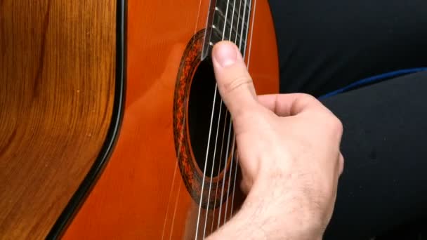 Leistungsmusiker Gitarrist Spielt Mit Den Fingern Auf Einer Akustischen Holzgitarre — Stockvideo