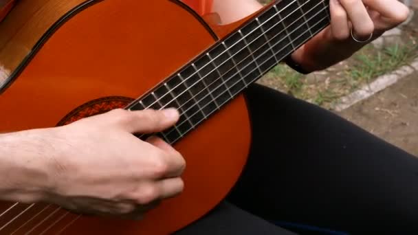 Leistungsmusiker Gitarrist Spielt Mit Den Fingern Auf Einer Akustischen Holzgitarre — Stockvideo