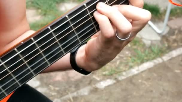 Performans Müzisyeni Gitarist Akustik Ahşap Gitar Parmaklarıyla Oynar Açık Havada — Stok video